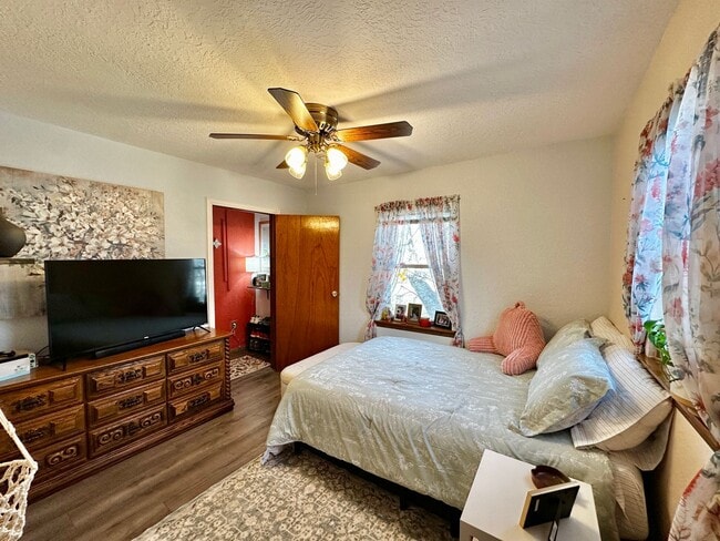 Building Photo - Rustic Charm