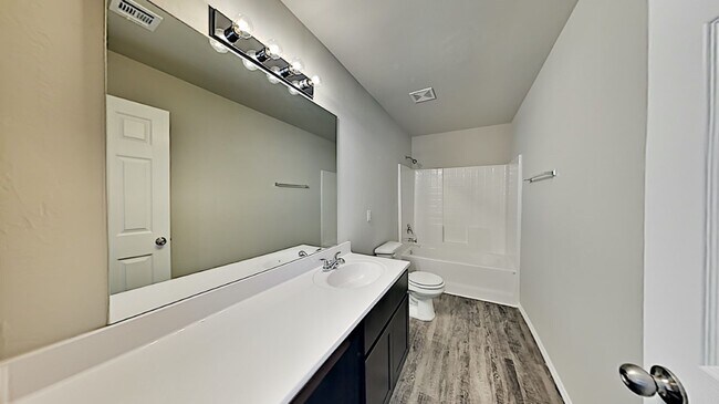 Building Photo - Very Nice 3 Bedroom 2 Bath Home in Yukon S...