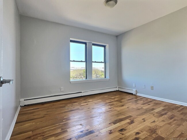 Building Photo - 2260 Fairfield Ave