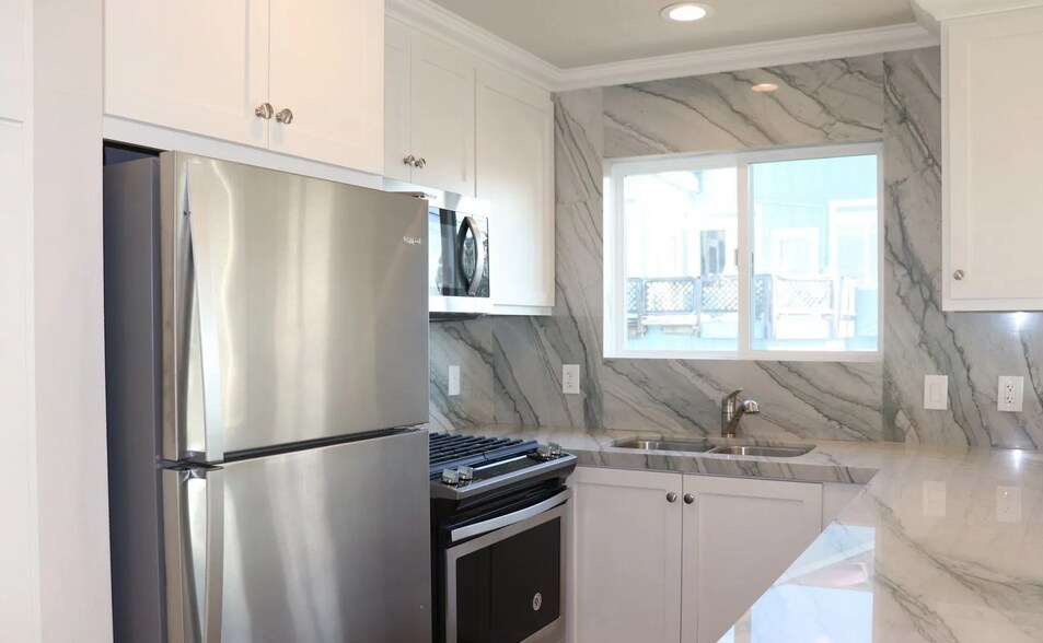 Building Photo - 902 W Cliff Dr