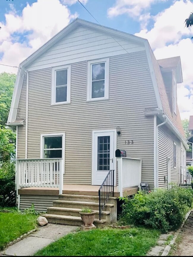 Building Photo - 133 Shepard St