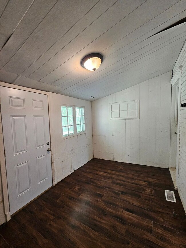 Building Photo - 2 bedroom | 1 Bathroom Home | Pets Welcome!