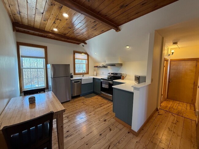 Building Photo - 131 School St