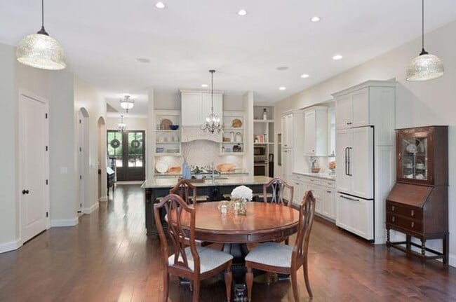Building Photo - Luxury Living in Minnetonka – 6BR Home in Prime  Location