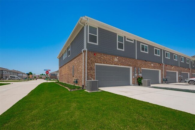 Building Photo - 2902 Scanlan Mdw