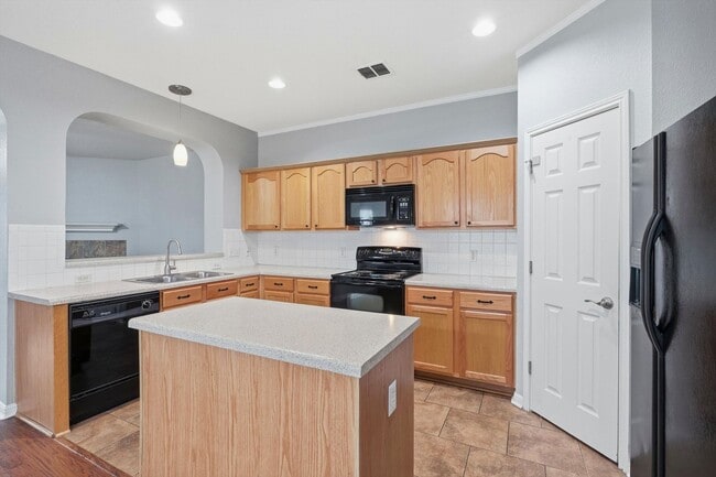 Building Photo - Freshly Painted Spacious 4 Bedroom!