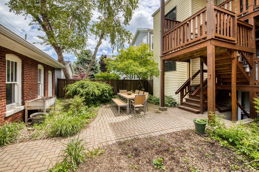 Building Photo - 2152 W Agatite Ave