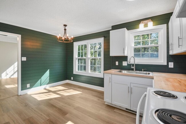 Building Photo - Updated Three Bedroom!