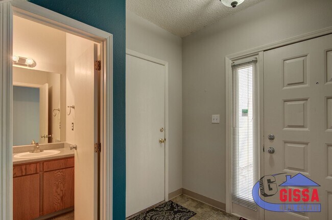 Building Photo - Cute townhome with 2 bedrooms - 1 1/2 bath...