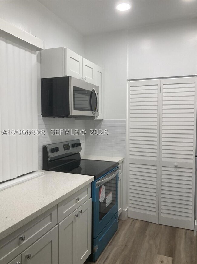 Building Photo - 9139 Fontainebleau Blvd