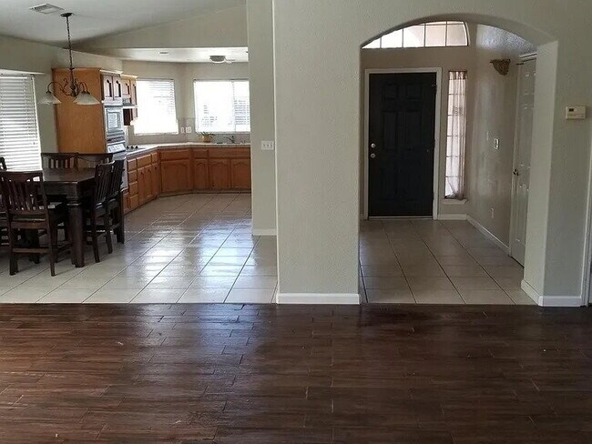 Building Photo - 3 bedroom 2.5 bath home.