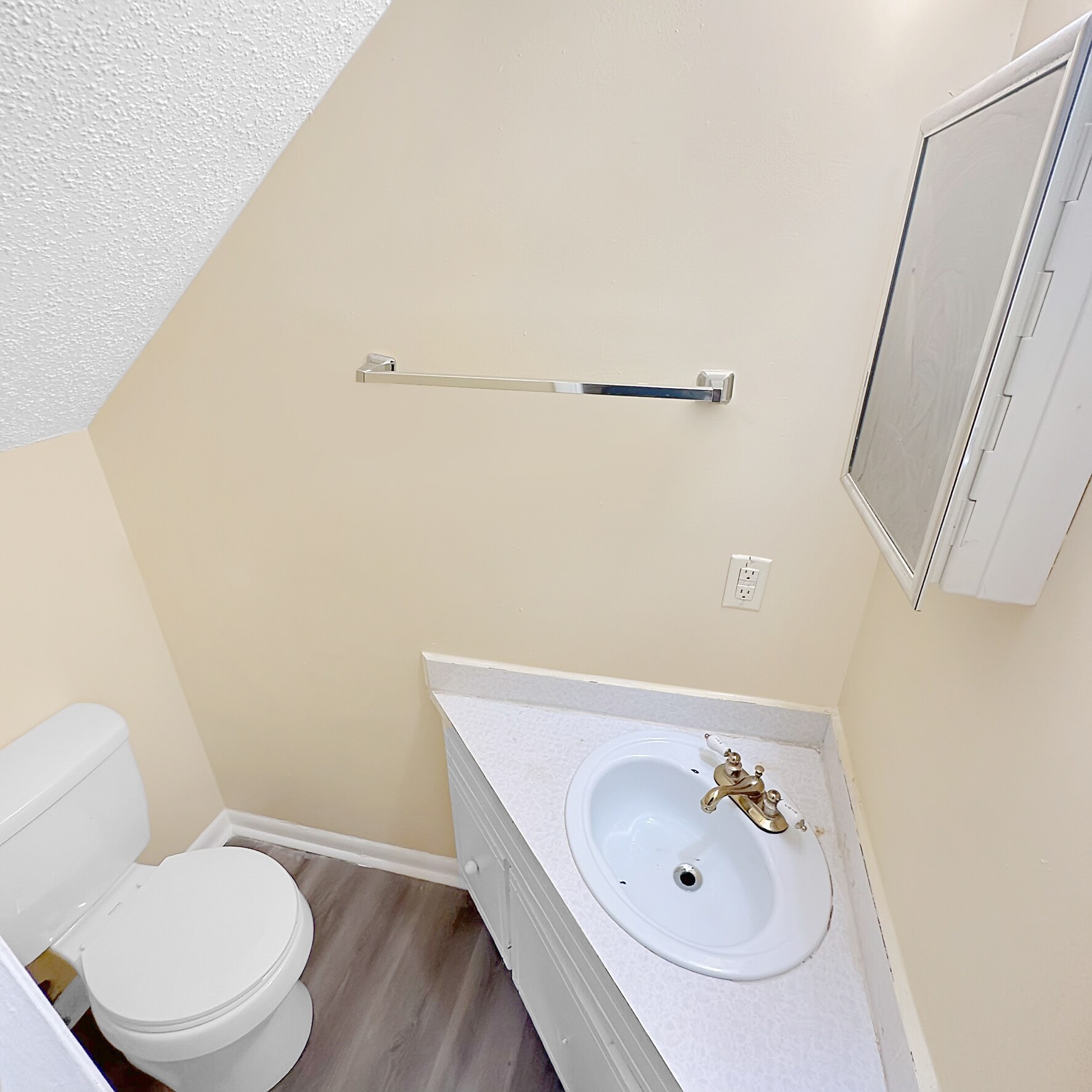 Building Photo - 405 Hickory Hill Dr