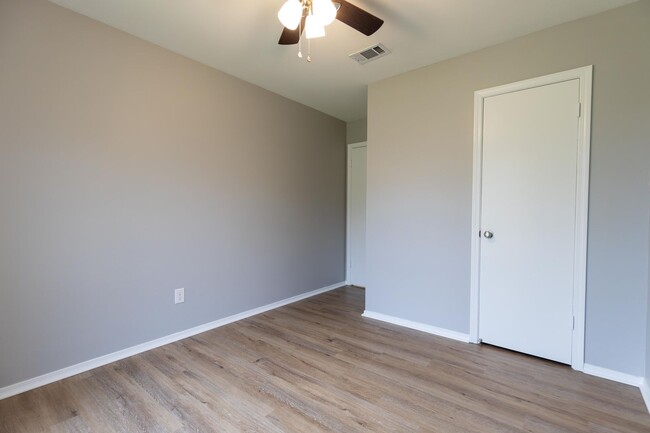 Building Photo - Remodeled 3 bedroom/ 2 bathroom in South B...