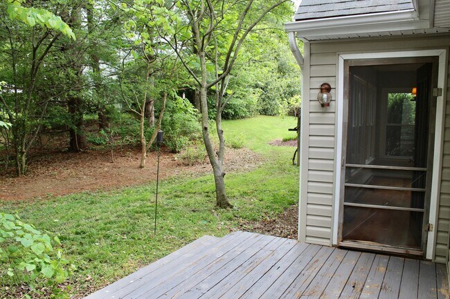 Building Photo - 736 Woodland Dr