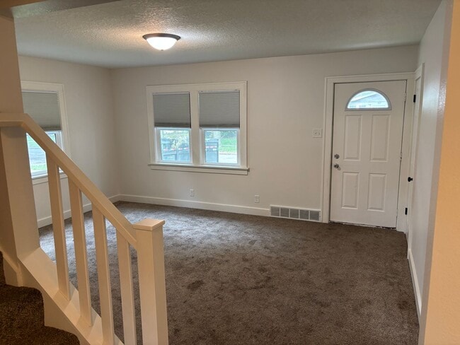Building Photo - Cozy 3 Bed House in Waterloo, Iowa