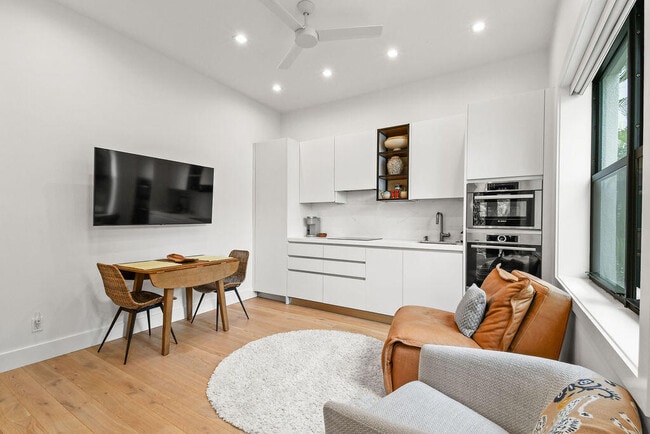 Building Photo - 226 Oleander Ave