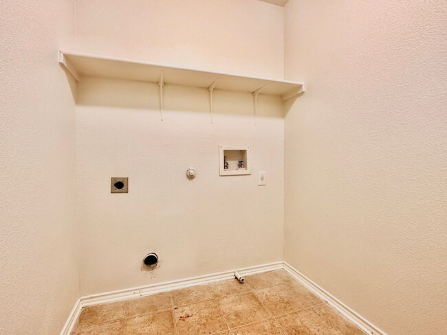 Building Photo - Spacious 3x2.5 South Austin Home