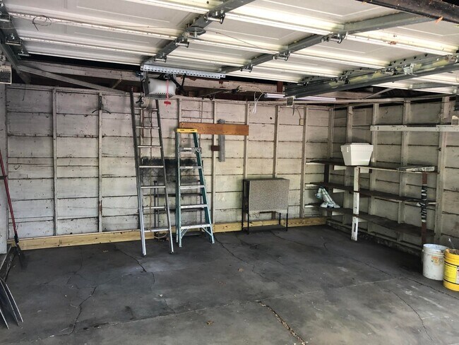 Building Photo - Beautiful 3 bedroom in Hyde Park neighborhood