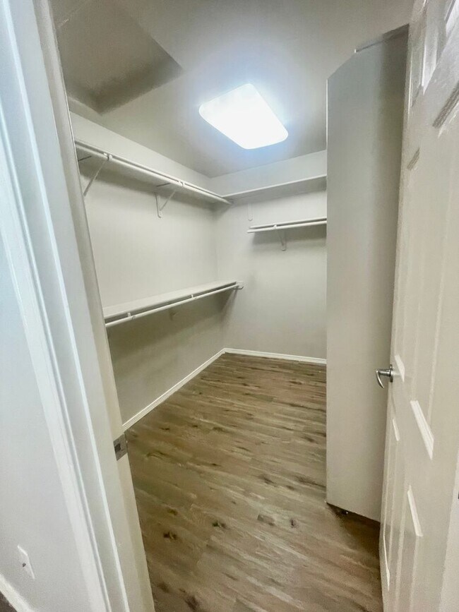 Building Photo - Condo Close to base! 3 bed/2bath/2car garage, Available now!