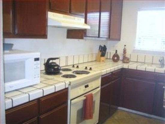 Building Photo - 3 BRs 2.5 Baths Lovely Townhouse in Desira...