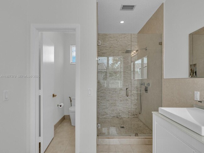 Building Photo - 933 Falling Water Rd