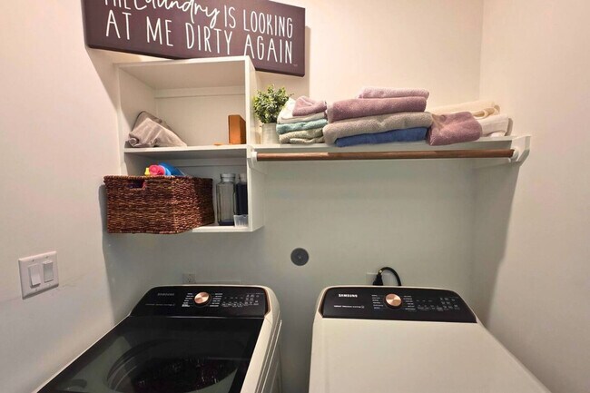 Building Photo - 5342 Donovan Gdns Ln