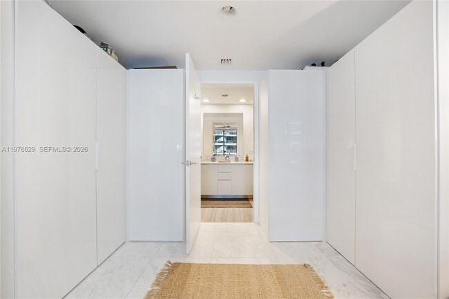 Building Photo - 1010 Brickell Ave