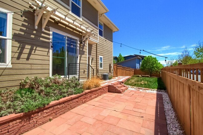Building Photo - 3 Bed 2.5 Bath End Unit Home with FENCED Y...