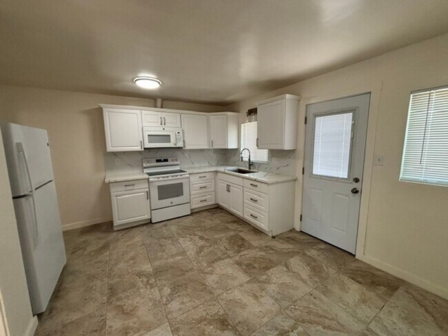Building Photo - 1249 Sandalwood Dr