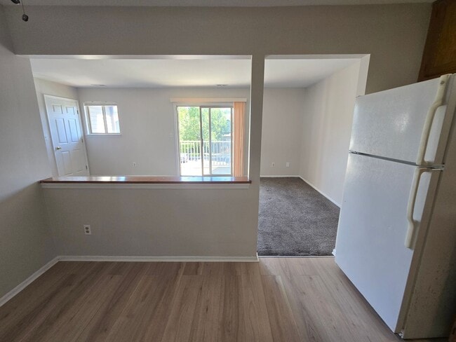 Building Photo - Commuter's delight! Freshly painted, 2-bed...