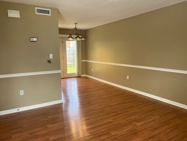 Building Photo - Hillbilly Private Drive