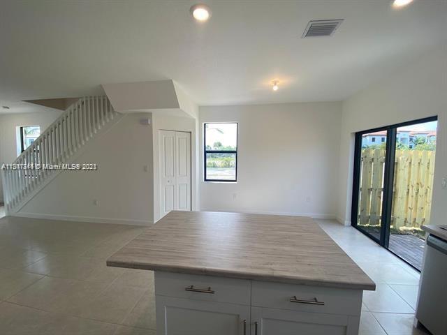 Building Photo - 575 NE 208th Terrace