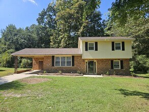 Building Photo - 415 College Dr