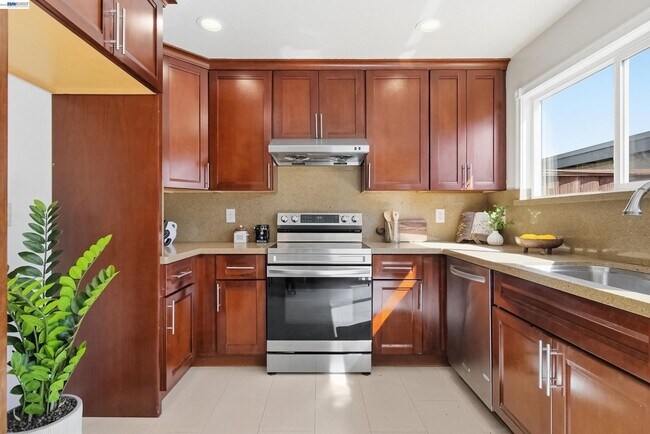 Building Photo - $3,150 / 2 BR - Updated Townhome in Prime Union City!