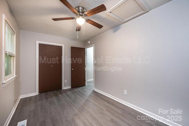 Building Photo - 1051 3rd St SE