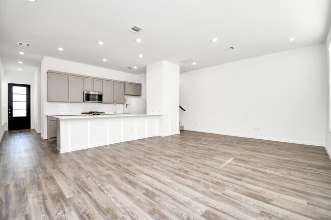 Building Photo - 5535 Holly Hvn Ct