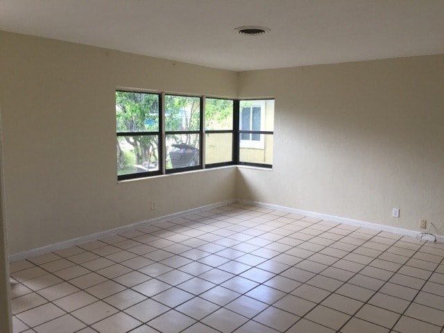 Building Photo - 3-2 House with Central air and carport !