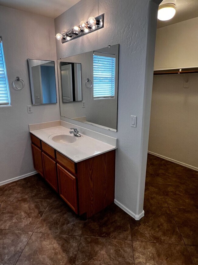 Building Photo - Gilbert 3 Bed and 2 Bath Home