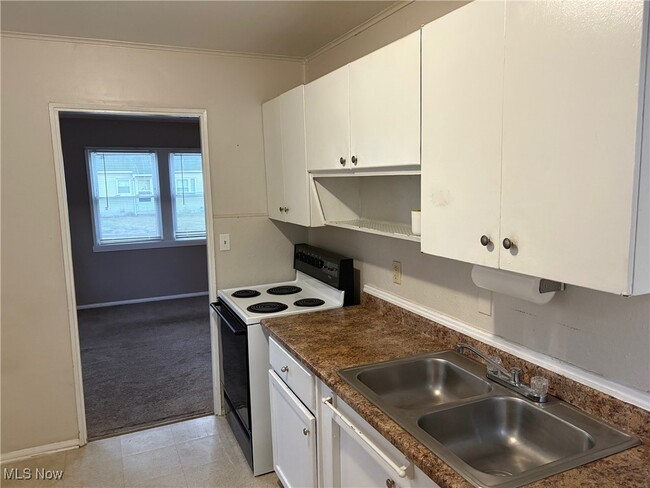 Building Photo - 1060 Park Ave NE