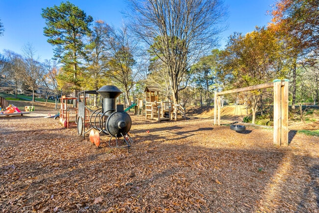 Building Photo - 3 Park Ln NE