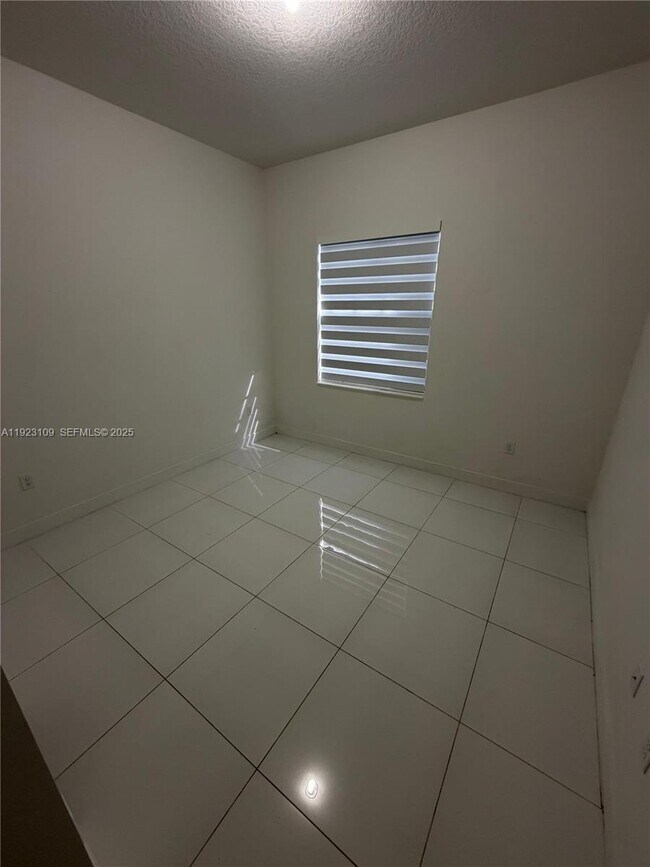 Building Photo - 4398 SW 173rd Ave