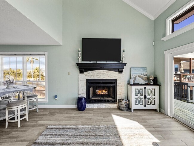 Building Photo - 334 Paradise Dr