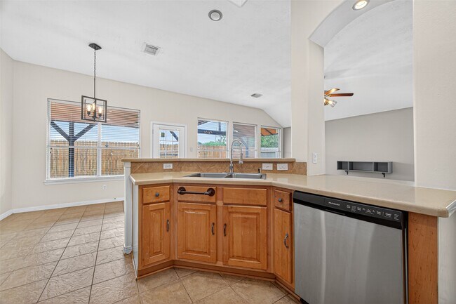 Building Photo - 23914 Glengate Dr