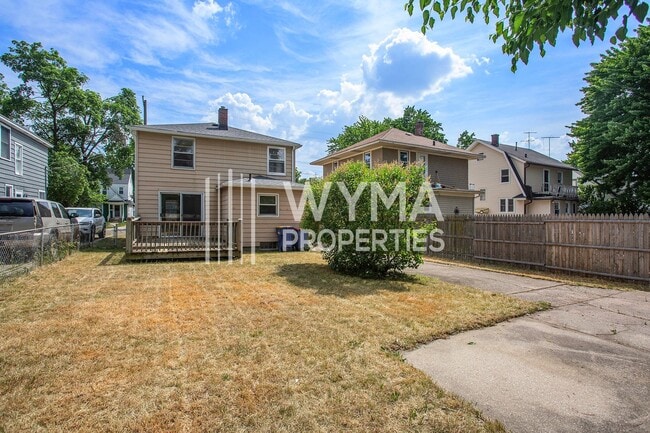 Building Photo - AVAILABLE MID-JULY!! 3 Bedroom, 1.5 Single...