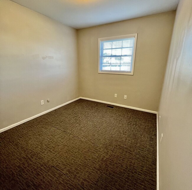 Building Photo - Charming Ranch Home with Flexible Space an...