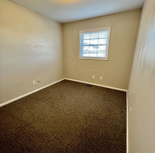 Building Photo - Charming Ranch Home with Flexible Space and Private Backyard
