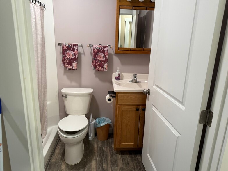 Bathroom - 125 High St