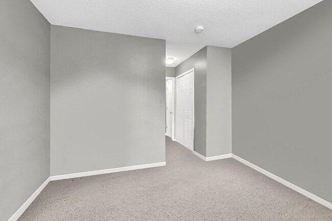 Building Photo - Spacious Townhome Prime Location!