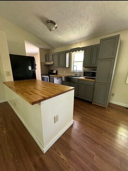 Building Photo - 2080 Robins Ct NW