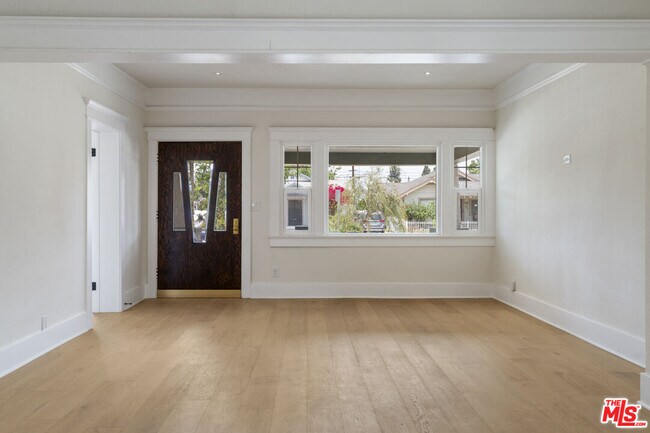 Building Photo - 1828 W 41st Pl